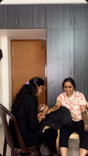 vj Santhiya Instagram - @rajis_mehandi_makeup aval sandhiya Vudan Ival ungal raji😁😁
Had a great time with @aval_santhiya happy married life da 🥰