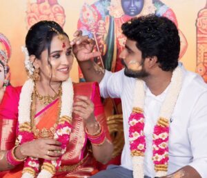 vj Santhiya Instagram - முருகனுடைய அருளாலும் பெற்றோர்களுடைய ஆசிர்வாதத்தாலும் வாழ்க்கையில் அடுத்த கட்டத்திற்கு நகர தயாராயிட்டேன்.. என்னுடைய உணர்வுகளையும் கனவுகளையும் உங்களோடு share panna போறேன் நினைக்கிறப்ப ரொம்ப excitement ah irruku..... thnk u so much @murali90m9 🤝😍🫂 
Special thanks to ma athai @shanthiarvind 🫂😍

உங்க எல்லாருடைய அன்புக்கும் வாழ்த்துக்களுக்கும் நன்றி மக்களே😍😍🙏🙏🙏

MUA @born_to_make_u_up
Jewellery @gold_copy1486
Hairdo & saree draping @kavipriya_makeupartist_chennai
Photography @creative_.shutters

#smilemore #spreadlove #anbeyshivam #avalsanthiya