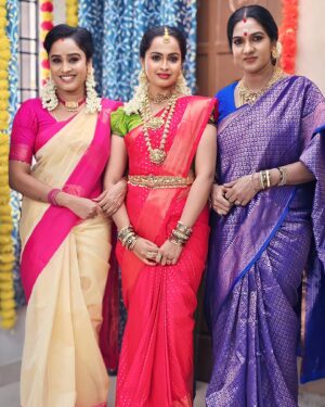 vj Santhiya Instagram - Darlgs 🥰🫂🥰

@shanthiarvind  @reshmaprasad_ 
@vijaytelevision
@sakthivel_official_vijaytv
@sakthi.vel_vijaytv

#shakthivel #vijaytelevision #shanthimaster #traditional #sareelover #smilemore #spreadlove #shoot #camera #tamilserial #tamilactress #behappy #cottonsaree