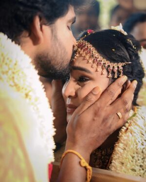 vj Santhiya Instagram - சிறகொடிந்து கிடந்த என்னை
 சீறாய் பறக்க 
வைக்க வந்தவன்🫂😍 @murali90m9 

MUA😍  @mystylemakeover_studio 
Hairdo😍 @dillu_hairstyles_786
Jewellery😍  @gold_copy1486 
Bangles 😍 @queenscollection_1705
Drape 🥻 @style_with_anbu 
Costume 🥻 @designed_by_sindhu 
Flower 🌹  @lsquarebridalflowerdesigner
Photography 📷  @thinkmad_mano