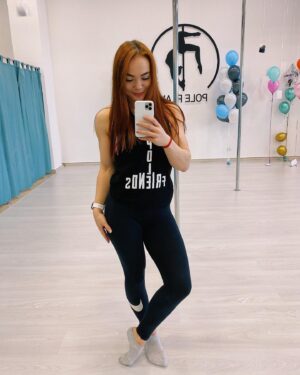 Яна Сотова Instagram - Абсолютно выпала из личного инстаграма в пользу рабочего 😁
⠀
@poleplanet63
⠀
Ребят, расскажите что ли как дела у вас?
⠀
У нас вот в Самаре туман третий день и снега нет 🤷🏼‍♀️
⠀
#sotova #poleplanet63 #тренерсамара