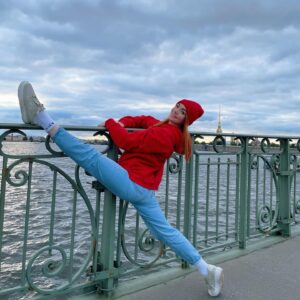 Яна Сотова Instagram - Отшпагатила Питер на Троицком мосту 👌🏻
⠀
Местные говорят, что нам повезло с погодой, но я не хочу им верить 🤷🏼‍♀️
⠀
Не хочу верить, потому что на дворе 4 сентября, а на мне зимняя куртка с шапкой и толстовка под низом 😳
⠀
Питер, ну ты же такой любимый, ну ты чего, а? 🤦🏼‍♀️
⠀
#sotova #spbtrip