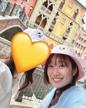 田所梓 Instagram - 先日友達とディズニーシーに遊びに行ってきました！
ラジャーに会えた〜🐅🩵
それからキャプテンがカッコ良すぎて…心臓が危なかった
気の知れた友達と楽しい時間でした〜！私の映え写真を本気で撮ってくれようとする友達🤣
「Journey to Fantasy Springs」がいい曲すぎて…新テーマポート楽しみだな😌🌸

#azusatadokoro 
#tadokoroazusa
#田所あずさ
#ディズニーシー