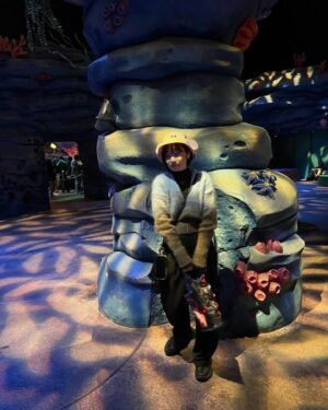田所梓 Instagram - 先日友達とディズニーシーに遊びに行ってきました！
ラジャーに会えた〜🐅🩵
それからキャプテンがカッコ良すぎて…心臓が危なかった
気の知れた友達と楽しい時間でした〜！私の映え写真を本気で撮ってくれようとする友達🤣
「Journey to Fantasy Springs」がいい曲すぎて…新テーマポート楽しみだな😌🌸

#azusatadokoro 
#tadokoroazusa
#田所あずさ
#ディズニーシー