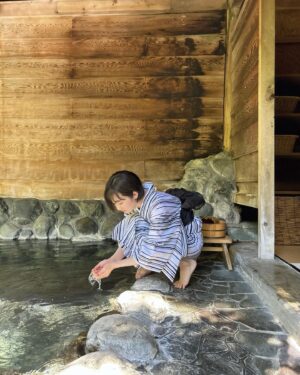 田所梓 Instagram - 来年のカレンダーが発売されました✨
今回はオフをテーマに箱根旅行の写真を撮っていただきました！めちゃくちゃ楽しいロケだったなー！！

Photograph:髙田 梓さん
Styling:下田 翼さん @tsubasashimoda 
Hair&Make:白川いくみさん @ikumi.hairmake