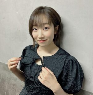 田所梓 Instagram - 昨日のバースデーイベントの衣装もつばちゃんさん @tsubasashimoda でした✨
光沢のあるブラックワンピがかわいい！裏地がブルーなのがまたたまらん🤤
ヘアメイクは尾関さん！
お二人におしゃれに仕上げていただいてウキウキの一日でした！

#azusatadokoro 
#tadokoroazusa
#田所あずさ
#ワンピース