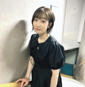 田所梓 Instagram - 昨日のバースデーイベントの衣装もつばちゃんさん @tsubasashimoda でした✨
光沢のあるブラックワンピがかわいい！裏地がブルーなのがまたたまらん🤤
ヘアメイクは尾関さん！
お二人におしゃれに仕上げていただいてウキウキの一日でした！

#azusatadokoro 
#tadokoroazusa
#田所あずさ
#ワンピース