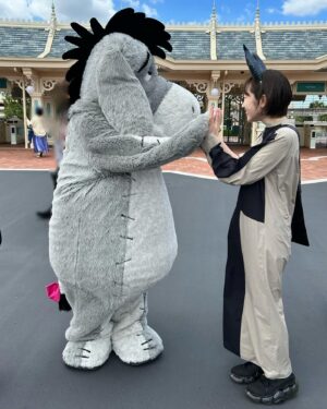 田所梓 Instagram - もう1ヶ月近く前のことですが、ハロウィン期間中のディズニーランドに幼馴染と遊びに行ってきました✨
イーヨーと腰引けハイタッチ🤚
マレフィセントのカチューシャが最高すぎる！ヴィランの被り物もっと増えてほしいなぁ〜🤭
楽しかった〜！！

#azusatadokoro 
#tadokoroazusa
#田所あずさ