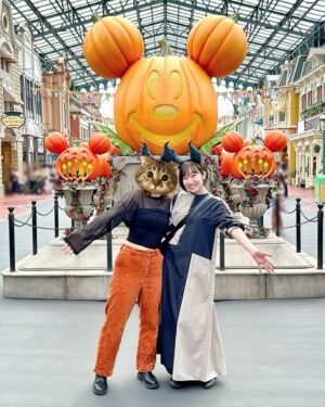 田所梓 Instagram - もう1ヶ月近く前のことですが、ハロウィン期間中のディズニーランドに幼馴染と遊びに行ってきました✨
イーヨーと腰引けハイタッチ🤚
マレフィセントのカチューシャが最高すぎる！ヴィランの被り物もっと増えてほしいなぁ〜🤭
楽しかった〜！！

#azusatadokoro 
#tadokoroazusa
#田所あずさ