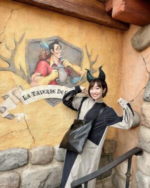 田所梓 Instagram - もう1ヶ月近く前のことですが、ハロウィン期間中のディズニーランドに幼馴染と遊びに行ってきました✨
イーヨーと腰引けハイタッチ🤚
マレフィセントのカチューシャが最高すぎる！ヴィランの被り物もっと増えてほしいなぁ〜🤭
楽しかった〜！！

#azusatadokoro 
#tadokoroazusa
#田所あずさ