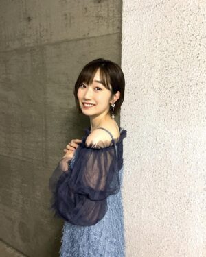 田所梓 Instagram - 愛美さんのニューシングル『HELP』初回限定盤の特典映像にゲスト出演してきました！
そのときの衣装👗
スタイリングはつばちゃんさん 
@tsubasashimoda 
ヘアメイクは尾関さんでした！

バーに合う大人の品と華やかなスタイリング！
さらに肩とかにもキラキラをまぶしていただいてファビラスにしてもらいました！楽しかった🤭

#愛美のHELP
#azusatadokoro 
#tadokoroazusa
#田所あずさ