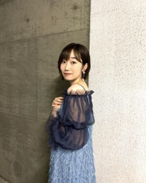 田所梓 Instagram - 愛美さんのニューシングル『HELP』初回限定盤の特典映像にゲスト出演してきました！
そのときの衣装👗
スタイリングはつばちゃんさん 
@tsubasashimoda 
ヘアメイクは尾関さんでした！

バーに合う大人の品と華やかなスタイリング！
さらに肩とかにもキラキラをまぶしていただいてファビラスにしてもらいました！楽しかった🤭

#愛美のHELP
#azusatadokoro 
#tadokoroazusa
#田所あずさ