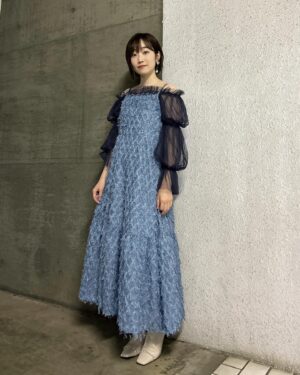 田所梓 Instagram - 愛美さんのニューシングル『HELP』初回限定盤の特典映像にゲスト出演してきました！
そのときの衣装👗
スタイリングはつばちゃんさん 
@tsubasashimoda 
ヘアメイクは尾関さんでした！

バーに合う大人の品と華やかなスタイリング！
さらに肩とかにもキラキラをまぶしていただいてファビラスにしてもらいました！楽しかった🤭

#愛美のHELP
#azusatadokoro 
#tadokoroazusa
#田所あずさ