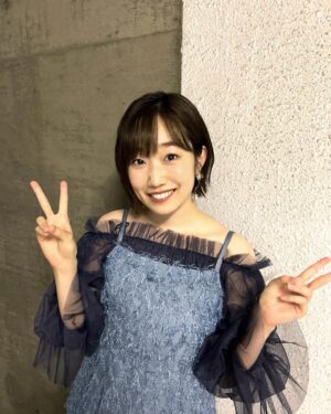 田所梓 Instagram - 愛美さんのニューシングル『HELP』初回限定盤の特典映像にゲスト出演してきました！
そのときの衣装👗
スタイリングはつばちゃんさん 
@tsubasashimoda 
ヘアメイクは尾関さんでした！

バーに合う大人の品と華やかなスタイリング！
さらに肩とかにもキラキラをまぶしていただいてファビラスにしてもらいました！楽しかった🤭

#愛美のHELP
#azusatadokoro 
#tadokoroazusa
#田所あずさ