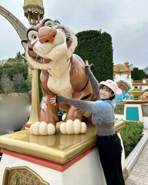 田所梓 Instagram - 先日友達とディズニーシーに遊びに行ってきました！
ラジャーに会えた〜🐅🩵
それからキャプテンがカッコ良すぎて…心臓が危なかった
気の知れた友達と楽しい時間でした〜！私の映え写真を本気で撮ってくれようとする友達🤣
「Journey to Fantasy Springs」がいい曲すぎて…新テーマポート楽しみだな😌🌸

#azusatadokoro 
#tadokoroazusa
#田所あずさ
#ディズニーシー