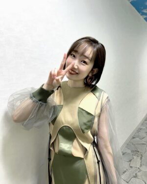田所梓 Instagram - KoroAco-vol.1ご来場、ご視聴ありがとうございました！
久々にみんなとの距離が近いライブで楽しかったなぁ✨
アーカイブもありますのでぜひに！
今回のスタイリングもつばちゃんさん @tsubasashimoda 
ヘアメイクは尾関さん💄
おしゃれすぎるデザインでテンション爆上がりでした！
着られてうれしい🤤

#KoroAco
#azusatadokoro 
#tadokoroazusa
#田所あずさ