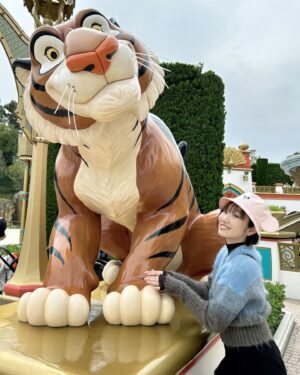 田所梓 Instagram - 先日友達とディズニーシーに遊びに行ってきました！
ラジャーに会えた〜🐅🩵
それからキャプテンがカッコ良すぎて…心臓が危なかった
気の知れた友達と楽しい時間でした〜！私の映え写真を本気で撮ってくれようとする友達🤣
「Journey to Fantasy Springs」がいい曲すぎて…新テーマポート楽しみだな😌🌸

#azusatadokoro 
#tadokoroazusa
#田所あずさ
#ディズニーシー