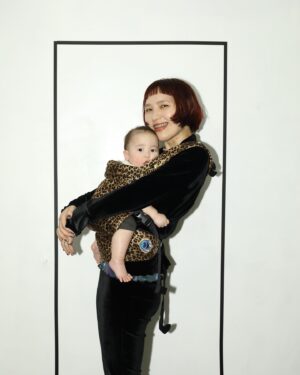 AAAMYYY Instagram - @artipoppe 🐆💛

スーパー妊婦ちゃん期はお腹をカバーするマタニティ服にピンとこなくて海外のメーカーをディグる日々…その時からチェックしてて最近お迎えしました派手派手抱っこひも🐆月齢ごとにいろんな抱っこひもにお世話になり合う合わないを経て赤子もわたしもこれがお気に入りすぎとっても最高です。ファブリックも絵柄もたくさんあって迷いに迷った末のベルベットレオパード！かわゆい！

(追記ですが日本のメーカーさんの作るマタニティでも着られる素敵なお洋服ももちろんあって見つけたら即買って衣装で着させていただきやした！お腹カバーするのもみせてくのもどっちも最高だとおもいます！わたしは妊婦期の在り方にめちゃくちゃ悩みながら最終的に好きな服着てシルエット出してく方を選びました！選んで決めるのは本人！本人がハッピーな気持ちでいられることが大事！マタニティベビープロダクト開発の皆さんには超感謝の日々です🌱また色々紹介します！)

photo by @rikuroute @choppachopper