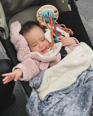 AAAMYYY Instagram - 11月のライブラッシュ最終日はサッカリン大阪に赤子と共に行きまして、初めての新幹線に超ご機嫌の0歳児さんはそのままサウンドチェック〜本番中盤まで抱っこで出演し爆音の中寝落ちしたのでした(イヤマフありがとう)。母ちゃんののむ直前の缶ビールをチュパり、次の日おしゃれして大阪をお散歩してたら父ちゃんのこぼしたカフェモカを浴びるハプニングもありつつ、elodieのかわゆカーラーともふもふブランケットに包まれてご機嫌に遠征を終えました。 @elodiedetailsjapan のハットも夏にたくさん被ってご飯の時もエプロンつけてます、かわいくていつもすぐに売り切れてしまう…フットマフも狙い中です⛄️

#PR #edolie @elodiedetailsjapan