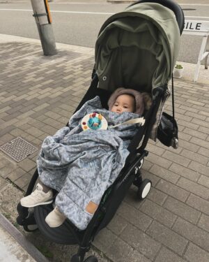 AAAMYYY Instagram - 11月のライブラッシュ最終日はサッカリン大阪に赤子と共に行きまして、初めての新幹線に超ご機嫌の0歳児さんはそのままサウンドチェック〜本番中盤まで抱っこで出演し爆音の中寝落ちしたのでした(イヤマフありがとう)。母ちゃんののむ直前の缶ビールをチュパり、次の日おしゃれして大阪をお散歩してたら父ちゃんのこぼしたカフェモカを浴びるハプニングもありつつ、elodieのかわゆカーラーともふもふブランケットに包まれてご機嫌に遠征を終えました。 @elodiedetailsjapan のハットも夏にたくさん被ってご飯の時もエプロンつけてます、かわいくていつもすぐに売り切れてしまう…フットマフも狙い中です⛄️

#PR #edolie @elodiedetailsjapan