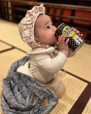 AAAMYYY Instagram - 11月のライブラッシュ最終日はサッカリン大阪に赤子と共に行きまして、初めての新幹線に超ご機嫌の0歳児さんはそのままサウンドチェック〜本番中盤まで抱っこで出演し爆音の中寝落ちしたのでした(イヤマフありがとう)。母ちゃんののむ直前の缶ビールをチュパり、次の日おしゃれして大阪をお散歩してたら父ちゃんのこぼしたカフェモカを浴びるハプニングもありつつ、elodieのかわゆカーラーともふもふブランケットに包まれてご機嫌に遠征を終えました。 @elodiedetailsjapan のハットも夏にたくさん被ってご飯の時もエプロンつけてます、かわいくていつもすぐに売り切れてしまう…フットマフも狙い中です⛄️

#PR #edolie @elodiedetailsjapan