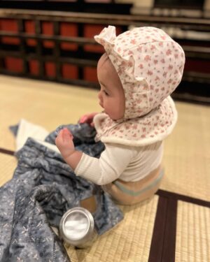 AAAMYYY Instagram - 11月のライブラッシュ最終日はサッカリン大阪に赤子と共に行きまして、初めての新幹線に超ご機嫌の0歳児さんはそのままサウンドチェック〜本番中盤まで抱っこで出演し爆音の中寝落ちしたのでした(イヤマフありがとう)。母ちゃんののむ直前の缶ビールをチュパり、次の日おしゃれして大阪をお散歩してたら父ちゃんのこぼしたカフェモカを浴びるハプニングもありつつ、elodieのかわゆカーラーともふもふブランケットに包まれてご機嫌に遠征を終えました。 @elodiedetailsjapan のハットも夏にたくさん被ってご飯の時もエプロンつけてます、かわいくていつもすぐに売り切れてしまう…フットマフも狙い中です⛄️

#PR #edolie @elodiedetailsjapan