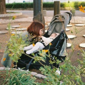 AAAMYYY Instagram - 🍂

#PR @babyzenjapan 

YOYOシリーズ車に積みっぱにしてパパッと片手で開閉して紅葉みに公園で途中下車🍁YOYO BAGあると荷物ミニマムでいけるし倒れないしそのままスーパー寄って買い物したのも入れられちゃう素敵ね！
