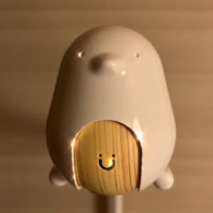 AAAMYYY Instagram - 赤子生後3ヶ月ごろからCuboAiのベビーモニターを使っていて神製品すぎるのでシェアします🕊️

写真②のようにベビーベッドの柵につけられるアタッチメントでつけてます(床置きスタンドもあります)雑多でバエない和室大公開

写真③まるっこくてかわいいトリさん、夜背中の丸ボタンが光る(光らないのも選択可)

写真④トリさんからの視点暗視モードすごく見やすい。赤子寝たらモニターしながらゆっくりお風呂に入れるようになりました。アレクサのモニターにも飛ばせます、神機能…

写真⑤トラベルケースは実家に泊まる時や外泊のときツールまるごと入れて運べます、このケースを台にしてトリさんを乗せると丁度良い高さになります。

写真⑥遡って録画確認できるので今この瞬間写真撮りたいけど携帯届かないという時神すぎる機能…🕊️これは実家で使っているとき

写真⑦神機能AI睡眠分析！
泣いているときはお知らせしてくれるし、顔が覆われている時も通知してくれます。うちの赤子はうつ伏せで寝るのでうつ伏せモードにしています。モード選べるのも助かりすぎる。

写真⑧リビングに設置している時の様子。お昼寝してる間にモニターしながら作業したり家事できて神すぎ…

写真⑨朝起きてミルク作りにキッチン行ってる間ひとりで遊んでいる赤子。おかん見えない間の様子もわかって安心。

写真⑩実家帰ってお留守の間は猫ズが赤子のベッドで寝ていることが判明(かわいい)

まとめるとCuboAiあると育児奔走モードの母ちゃん父ちゃんたちすっごく気持ちが楽になります。

寝てる間赤子の息できなくなってたらどうしようなどなど心配尽きないですが、見てなくちゃ不安なとき携帯からモニター見れるだけで安心できるし、赤子が眠っている時間を自分自身のケアに充てられるのは翌朝も穏やかに過ごせるためにすごく大切。

わたしは絶賛産後うつになり不安や心配が募って怖い夢ばっかりみて日中も涙ボロボロ出て辛かったけど、CuboAi取り入れてから不安要素が少し取り除かれてまじで心が楽になりました。
これはPRもありますが愛用者として心から超オススメします。
@cuboai_japan さん神製品作ってくださって本当にありがとうございます🤍🕊️

開催中のマタニティ&ベビーフェスタ大阪では20%オフで購入できるそうな。会場に行けない方のために、公式サイトで使える割引コード(¥1,500円オフ)をいただきましたので気になる方はぜひぜひ🤍

専用公式サイト: https://bit.ly/3PljnU8
クーポンコード: AAAMYYY2023

#CuboAiスマートベビーモニター #CuboAiのある生活 #CuboAi #PR