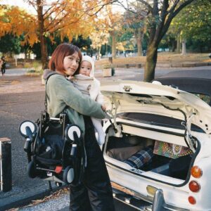 AAAMYYY Instagram - 🍂

#PR @babyzenjapan 

YOYOシリーズ車に積みっぱにしてパパッと片手で開閉して紅葉みに公園で途中下車🍁YOYO BAGあると荷物ミニマムでいけるし倒れないしそのままスーパー寄って買い物したのも入れられちゃう素敵ね！