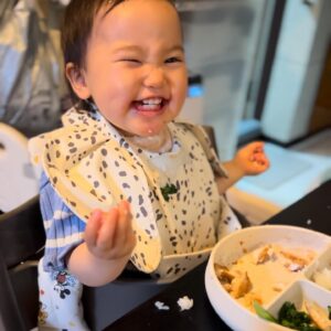 AAAMYYY Instagram - 今日も朝イチまま〜と起こしてくれて母ちゃんうれしい。ワイルドに育ってね。平成初期のお母さんとハトコのおばさんめちゃいいな。小さい人間との日々楽しい、感謝みんなに。