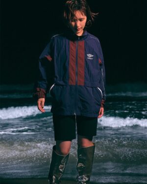 AAAMYYY Instagram - UMBRO for ADAM ET ROPÉ
@houyhnhnm_official @umbrojp @adametrope 

Photo @ryoheiambo 
Styling @yang_yu0924 
Hair & Make-up @narumi_tsukuba 
Model @mori_hayashi_mori （どんぐりず）
AAAMYYY（Tempalay）
Edit @tsune_808 Ai Saitou