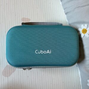 AAAMYYY Instagram - 赤子生後3ヶ月ごろからCuboAiのベビーモニターを使っていて神製品すぎるのでシェアします🕊️

写真②のようにベビーベッドの柵につけられるアタッチメントでつけてます(床置きスタンドもあります)雑多でバエない和室大公開

写真③まるっこくてかわいいトリさん、夜背中の丸ボタンが光る(光らないのも選択可)

写真④トリさんからの視点暗視モードすごく見やすい。赤子寝たらモニターしながらゆっくりお風呂に入れるようになりました。アレクサのモニターにも飛ばせます、神機能…

写真⑤トラベルケースは実家に泊まる時や外泊のときツールまるごと入れて運べます、このケースを台にしてトリさんを乗せると丁度良い高さになります。

写真⑥遡って録画確認できるので今この瞬間写真撮りたいけど携帯届かないという時神すぎる機能…🕊️これは実家で使っているとき

写真⑦神機能AI睡眠分析！
泣いているときはお知らせしてくれるし、顔が覆われている時も通知してくれます。うちの赤子はうつ伏せで寝るのでうつ伏せモードにしています。モード選べるのも助かりすぎる。

写真⑧リビングに設置している時の様子。お昼寝してる間にモニターしながら作業したり家事できて神すぎ…

写真⑨朝起きてミルク作りにキッチン行ってる間ひとりで遊んでいる赤子。おかん見えない間の様子もわかって安心。

写真⑩実家帰ってお留守の間は猫ズが赤子のベッドで寝ていることが判明(かわいい)

まとめるとCuboAiあると育児奔走モードの母ちゃん父ちゃんたちすっごく気持ちが楽になります。

寝てる間赤子の息できなくなってたらどうしようなどなど心配尽きないですが、見てなくちゃ不安なとき携帯からモニター見れるだけで安心できるし、赤子が眠っている時間を自分自身のケアに充てられるのは翌朝も穏やかに過ごせるためにすごく大切。

わたしは絶賛産後うつになり不安や心配が募って怖い夢ばっかりみて日中も涙ボロボロ出て辛かったけど、CuboAi取り入れてから不安要素が少し取り除かれてまじで心が楽になりました。
これはPRもありますが愛用者として心から超オススメします。
@cuboai_japan さん神製品作ってくださって本当にありがとうございます🤍🕊️

開催中のマタニティ&ベビーフェスタ大阪では20%オフで購入できるそうな。会場に行けない方のために、公式サイトで使える割引コード(¥1,500円オフ)をいただきましたので気になる方はぜひぜひ🤍

専用公式サイト: https://bit.ly/3PljnU8
クーポンコード: AAAMYYY2023

#CuboAiスマートベビーモニター #CuboAiのある生活 #CuboAi #PR