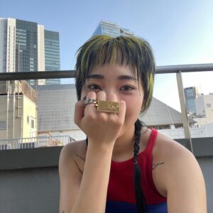 AKKOGORILLA Instagram - ⚡️⚡️⚡️

このちっぽけな生活と世界は地続きだから、それでも！のパワーが私のラップに賭ける気持ちだから。LIVEで生きてるよー！ってエネルギーを確認しあえてうれしかったです。私が私として生きられないことがしかたないなんてことは絶対にない。戦争反対！！！
#BLUEHANDSTOKYO