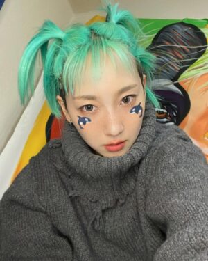 AKKOGORILLA Instagram - 🐬🐬🐬
髪ショートにした！かわいいボールげとった！
最近は毎日制作して合間にバスケしてます🏀