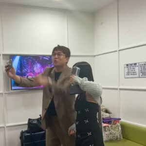 ALI Instagram - 불후의 명곡 골든걸스 특집이 특별한 것은, 
한 곡, 한 곡 선배님들의 희노애락이 담긴 노래에
관객 모두와 제작진도 출연진도,
정말 현장에서 모두가 울고 웃었기 때문이예요. 
그게 음악이 주는 힘이고,
특별히 명곡이 주는 추억의 힘인 것 같아요. 
그런 추억을 담는 특집에 첫번째로 서게 되어 영광이였습니다. 
또한 과거 뿐만 아니라 현재에서도 추억을,
그냥 추억이 아니라 현재의 상황에서 최선을 다하여
‘나 자신’을 새롭게 만들어가고 
그리고 그것을 함께 받아들이시는 
선배님들의 노력이 담긴 그룹,
‘골든걸스’ 가 주는 영감 때문입니다. 

선배님들의 음악 인생에 언제나 박수쳐드리고
추억할 사람들이 있는걸 꼭 기억하셨으면 좋겠고,
선배님들과 같지만 다른 형태일 수도 있으나
그런 예술인이 되기 위해 노력하고 싶다는 마음으로
편곡과 무대와 춤을 준비했어요. 

영원히 기억될 클래식한 노래, 
‘밤이면 밤마다’ 를 부르게 되서 영광이였습니다. 

게다가 1부 우승이라니.. 그것도 올킬이라니!! 
잘 버텨서 또 다른 추억을 만들어보라는
여러분들의 뜻이라 믿으며 감사한 마음 적습니다!

특별히 태국에서 도착하자마자 방송준비하러
가야한다고 했을 때 흔쾌히 함께해준 우리 헤매스매!
그리고 해외에 있어서 맞춰볼 시간이 없었는데
멋진 안무 짜준 #하우스오브루부탱 👠 고마워!!!! 
그리고 우리 불후의 명곡 제작진 여러분..
우리 작가는 정말 마음 졸이며 준비했을텐데ㅠㅜ
그리고.. 응원 와준 우리 알리사랑…💙

한 사람, 한 사람의 열정과 노력이 모여
1월 활기차게 시작합니다!!!! 

#불후의명곡 #골든걸스 #인순이 #박미경 #이은미 #신효범 
#알리 #밤이면밤마다 #15승 #한개남았다 #정동하기다려