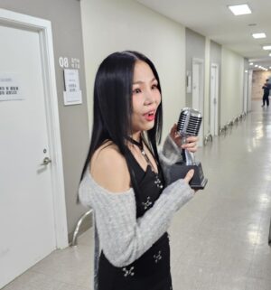 ALI Instagram - 불후의 명곡 골든걸스 특집이 특별한 것은, 
한 곡, 한 곡 선배님들의 희노애락이 담긴 노래에
관객 모두와 제작진도 출연진도,
정말 현장에서 모두가 울고 웃었기 때문이예요. 
그게 음악이 주는 힘이고,
특별히 명곡이 주는 추억의 힘인 것 같아요. 
그런 추억을 담는 특집에 첫번째로 서게 되어 영광이였습니다. 
또한 과거 뿐만 아니라 현재에서도 추억을,
그냥 추억이 아니라 현재의 상황에서 최선을 다하여
‘나 자신’을 새롭게 만들어가고 
그리고 그것을 함께 받아들이시는 
선배님들의 노력이 담긴 그룹,
‘골든걸스’ 가 주는 영감 때문입니다. 

선배님들의 음악 인생에 언제나 박수쳐드리고
추억할 사람들이 있는걸 꼭 기억하셨으면 좋겠고,
선배님들과 같지만 다른 형태일 수도 있으나
그런 예술인이 되기 위해 노력하고 싶다는 마음으로
편곡과 무대와 춤을 준비했어요. 

영원히 기억될 클래식한 노래, 
‘밤이면 밤마다’ 를 부르게 되서 영광이였습니다. 

게다가 1부 우승이라니.. 그것도 올킬이라니!! 
잘 버텨서 또 다른 추억을 만들어보라는
여러분들의 뜻이라 믿으며 감사한 마음 적습니다!

특별히 태국에서 도착하자마자 방송준비하러
가야한다고 했을 때 흔쾌히 함께해준 우리 헤매스매!
그리고 해외에 있어서 맞춰볼 시간이 없었는데
멋진 안무 짜준 #하우스오브루부탱 👠 고마워!!!! 
그리고 우리 불후의 명곡 제작진 여러분..
우리 작가는 정말 마음 졸이며 준비했을텐데ㅠㅜ
그리고.. 응원 와준 우리 알리사랑…💙

한 사람, 한 사람의 열정과 노력이 모여
1월 활기차게 시작합니다!!!! 

#불후의명곡 #골든걸스 #인순이 #박미경 #이은미 #신효범 
#알리 #밤이면밤마다 #15승 #한개남았다 #정동하기다려
