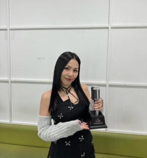 ALI Instagram - 불후의 명곡 골든걸스 특집이 특별한 것은, 
한 곡, 한 곡 선배님들의 희노애락이 담긴 노래에
관객 모두와 제작진도 출연진도,
정말 현장에서 모두가 울고 웃었기 때문이예요. 
그게 음악이 주는 힘이고,
특별히 명곡이 주는 추억의 힘인 것 같아요. 
그런 추억을 담는 특집에 첫번째로 서게 되어 영광이였습니다. 
또한 과거 뿐만 아니라 현재에서도 추억을,
그냥 추억이 아니라 현재의 상황에서 최선을 다하여
‘나 자신’을 새롭게 만들어가고 
그리고 그것을 함께 받아들이시는 
선배님들의 노력이 담긴 그룹,
‘골든걸스’ 가 주는 영감 때문입니다. 

선배님들의 음악 인생에 언제나 박수쳐드리고
추억할 사람들이 있는걸 꼭 기억하셨으면 좋겠고,
선배님들과 같지만 다른 형태일 수도 있으나
그런 예술인이 되기 위해 노력하고 싶다는 마음으로
편곡과 무대와 춤을 준비했어요. 

영원히 기억될 클래식한 노래, 
‘밤이면 밤마다’ 를 부르게 되서 영광이였습니다. 

게다가 1부 우승이라니.. 그것도 올킬이라니!! 
잘 버텨서 또 다른 추억을 만들어보라는
여러분들의 뜻이라 믿으며 감사한 마음 적습니다!

특별히 태국에서 도착하자마자 방송준비하러
가야한다고 했을 때 흔쾌히 함께해준 우리 헤매스매!
그리고 해외에 있어서 맞춰볼 시간이 없었는데
멋진 안무 짜준 #하우스오브루부탱 👠 고마워!!!! 
그리고 우리 불후의 명곡 제작진 여러분..
우리 작가는 정말 마음 졸이며 준비했을텐데ㅠㅜ
그리고.. 응원 와준 우리 알리사랑…💙

한 사람, 한 사람의 열정과 노력이 모여
1월 활기차게 시작합니다!!!! 

#불후의명곡 #골든걸스 #인순이 #박미경 #이은미 #신효범 
#알리 #밤이면밤마다 #15승 #한개남았다 #정동하기다려