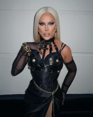 A'Whora Instagram - DONATELLA 🖤✨

honouring queen mother @donatella_versace at last nights @evening.standard event celebrating her guest edit for the pride month edition issue 🏳️‍🌈 thank you for having me @michaelhennegan 🌈

Wearing look by me 👗
Hair by @whatwigs ✂️