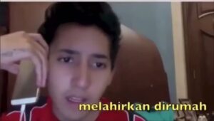 Aaron Ashab Instagram - tiba tiba keinget video ini lagi live streaming trus nanya penonton mau gw ngapain yang seru dan ada yg request prank call.. jadilah prank call sambil gw screen record laptop, ampe ada dukun gw telfon dia marah blg “kamu becanda ya, saya bisa kirim pocong sekarang kesana”
ya elah... jgn gitu dong ngambeknya. kirim duit kek yang enakan dikit.