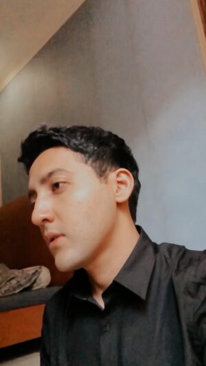 Aaron Ashab Instagram - trend ini harusnya gerakin zoom in zoom out slow-mo nya manual pake tangan. apa daya tangan gw shakes more than penyanyi dangdut performing.
🎶