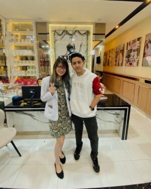 Aaron Ashab Instagram - favorit baru gw nih, dokter-dokter @athena_jakarta, — e eh maksudnya kliniknya. 👀
musti sering-sering deh gw kesini biar kinclong ceunah.
harganya terjangkau pokoknya recommended buat kalian yang mau kinclong, DAN disini pertama kalinya klinik yang mengedepankan bahan yang alami. jadi pastinya jauh lebih aman dan ga bakal halu muka lo macam pake skincare abal abal, muka putih leher coklat lipstick merah, lo orang apa rainbowcake.
anyways
thanks @klinik_kecantikan_athena for the hospitality!
cabangnya juga ada di
@athena_medan, @athena_lampung & @athena_makassar