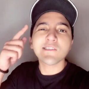 Aaron Ashab Instagram - hari ini minggu tapi kok agak macet sih, beberapa tempat lagi kena banjir ya? duuuh maaceeet.