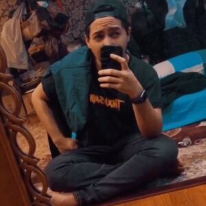 Aaron Ashab Instagram - gue literally offended sih dengan jokes anak jaksel. kek literally ga semua anak jaksel ngomongnya di mix. lagian yang kek ngatain orang tuh kek its a sin ngerti ga. which is pas you guys ngatain kita, dosa kita you ambil. you coba aja cek punya toko sebelah i tunggu sini harga i udh paling murah