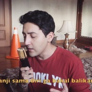 Aaron Ashab Instagram - #CoverHalu kali ini disponsori oleh garam beryodium biar IQ khalayak meninggkat dan berkurangnya individu individu lemah yang hobby nya balikan ama mantan. dimakan satu sendok makan setelah putus. yummy-yum.