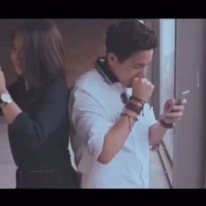 Aaron Ashab Instagram - segavut itu dirumah tebe tebe kangen bikin production music se (agak) serius ini lagi deh. huaaa baper #CoronaKelarAronRajinYoutubeLAGI
featured: @clairineclay 
songwritter: @aronashab
music: @aronashab & @jeffreylovely 
vocal director: @pika_iskandar (yagasih pik? apa @aanstory yah?? studio aan deh pokoknya lmao)
video by @gadutism 
location @iconickemang