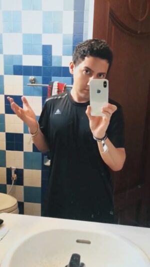 Aaron Ashab Instagram - when hape lo ilang dan lo mencoba tegar balik lagi pake hape jebot lama lo.