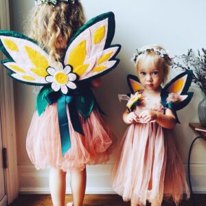 Aaron Ashmore Instagram - Shoot out to my wife @zoe_kate for making the most amazing Halloween costumes for Margot and Esme. We had the most fun last night. Zoë you are the best wife and mother I can imagine. ❤️