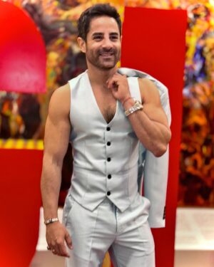 Aarón Balderi Instagram - @giffmx siempre nos recibe bonito. 🎬 #máscineporfavor
Stylist: @fonsi.sanchez crack.
