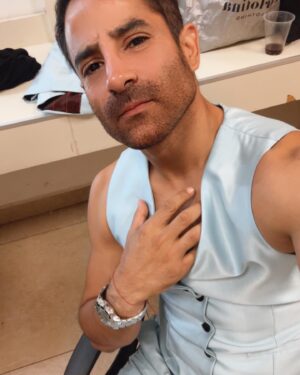 Aarón Balderi Instagram - @giffmx siempre nos recibe bonito. 🎬 #máscineporfavor
Stylist: @fonsi.sanchez crack.