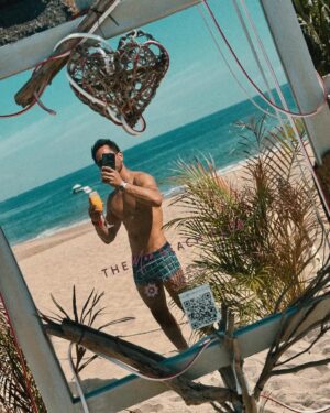 Aarón Balderi Instagram - Aquí se vino a ser feliz. 🐬
.
@themoabeachclub
.
#pv #themoabeachclub #beachclub #puertovallarta #mezcalartesanal #mezcalito #mezcalmoa #moamezcal #hiltonhotel #thehaciendaathilton